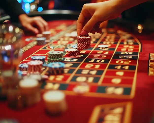 mt77 live casino dealer and slot game interface